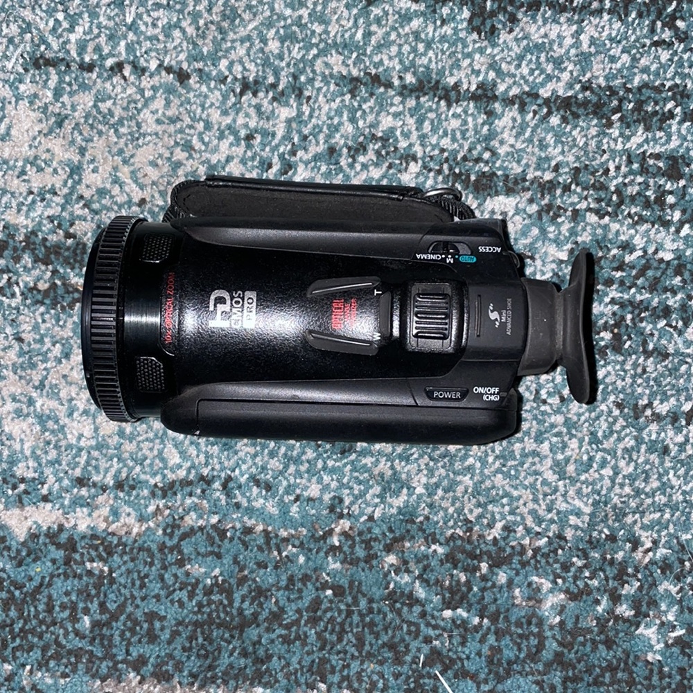 Canon VIXIA HF G20 Camcorder with 10x HD Video Lens (30.4mm-304mm) - Picture 4 of 12